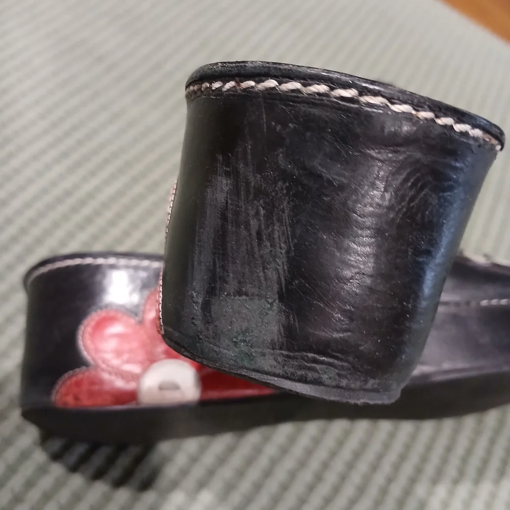 Black Sandals with Red and White Floral Design - Picture 5 of 12